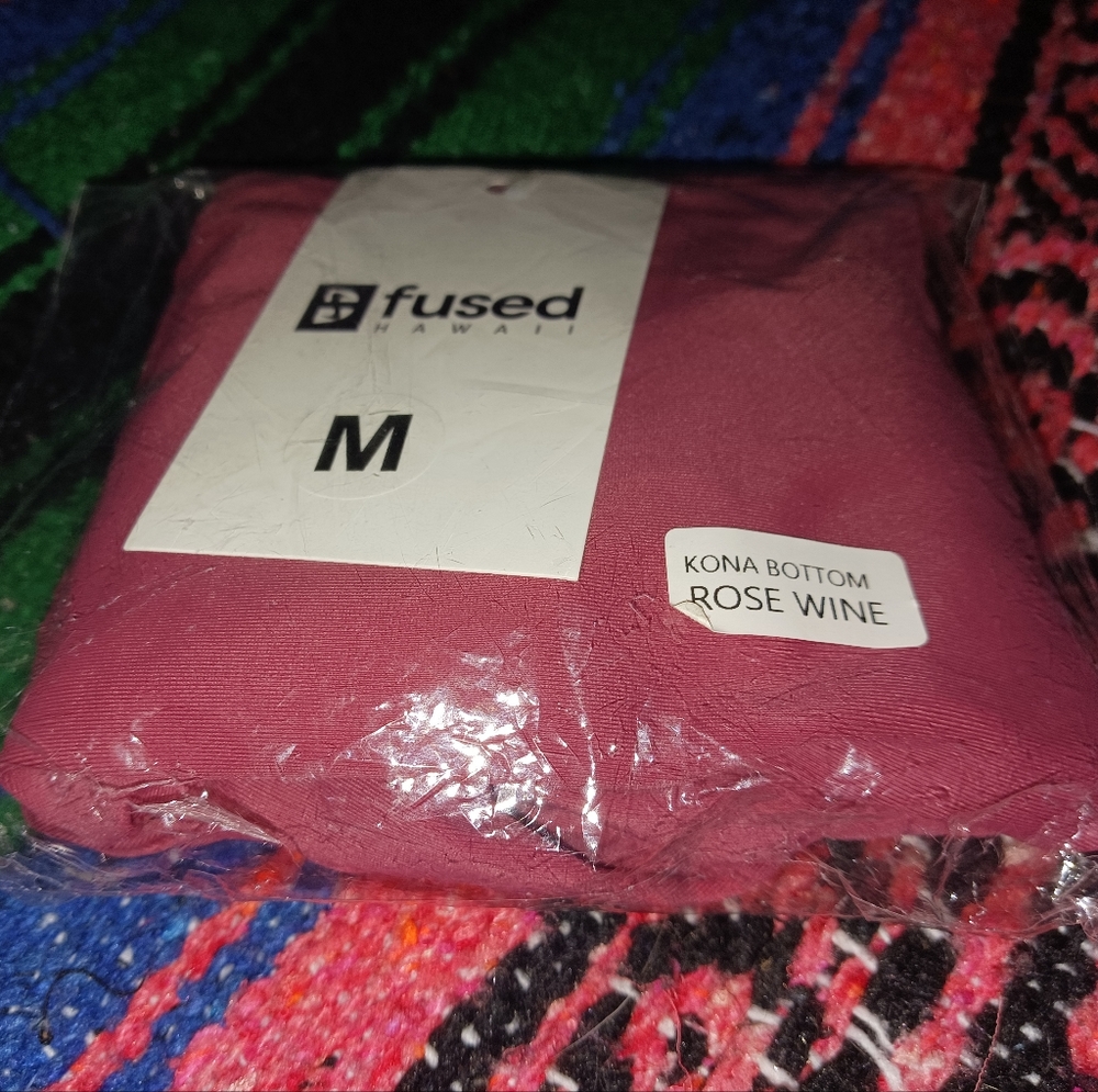Rose wine Kona bottoms NWT unopened size M